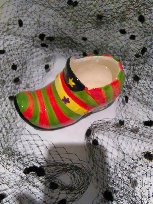 lot 158 image: Ceramic Witches Shoe, Halloween Dcor, Excellent condition