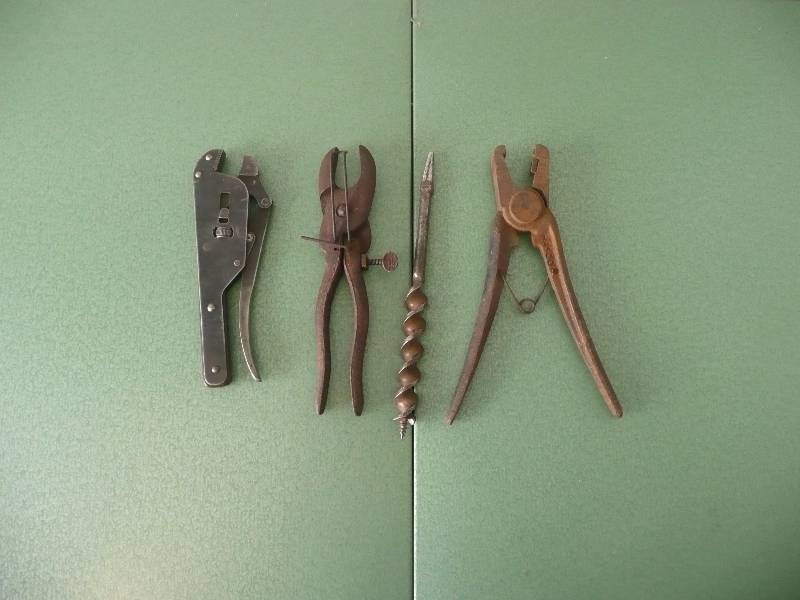 lot 32 image: VINTAGE TOOL GROUP - RARE & VERY COOL