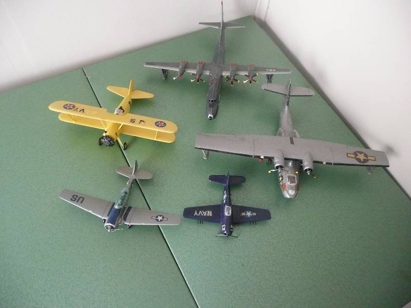 lot 35 image: VINTAGE MODEL PLANE GROUP