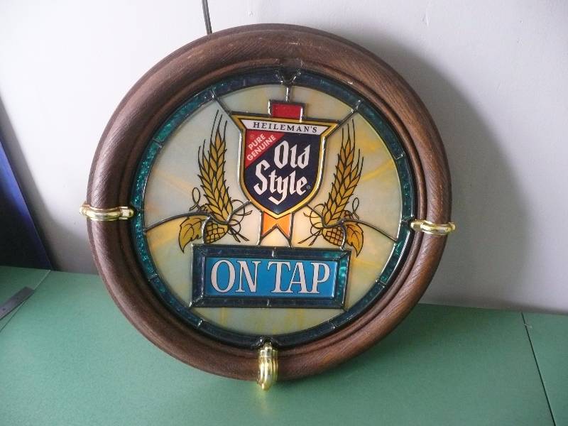 lot 43 image: OLD STYLE ON TAP LIGHTED SIGN