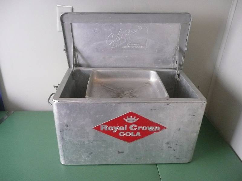 lot 49 image: VINTAGE ROYAL CROWN COOLER WITH SANDWICH TRAY