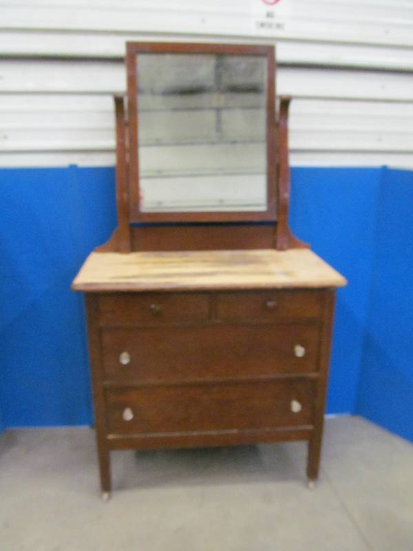 lot 3 image: Vintage Dresser