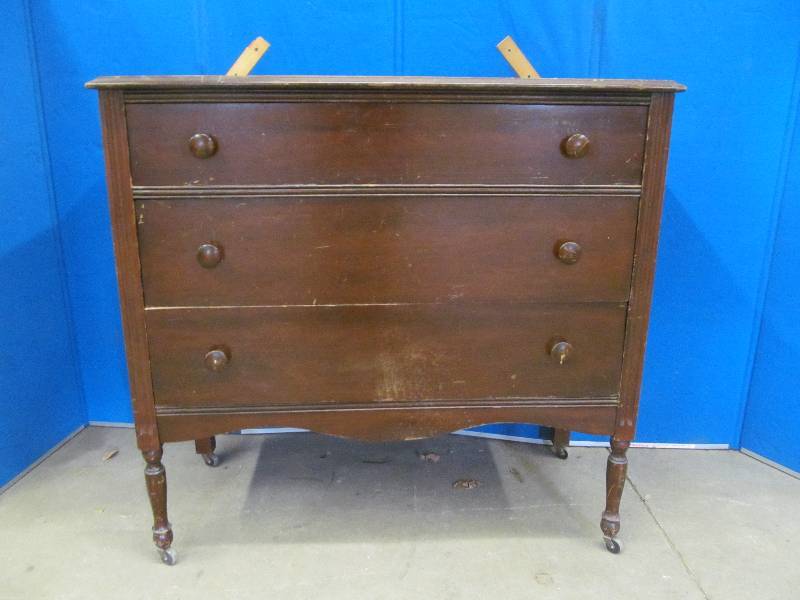 lot 4 image: Vintage Dresser