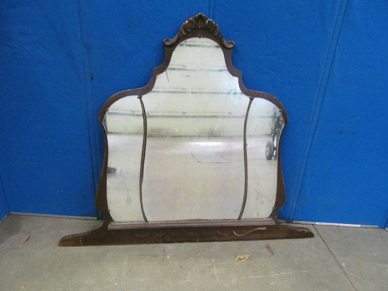 lot 5 image: Vintage Dresser Mirror