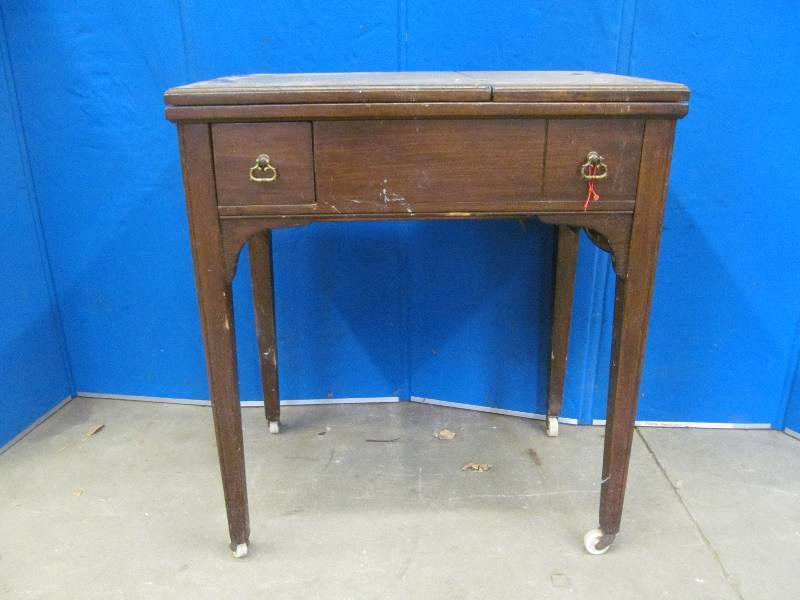 lot 6 image: Vintage Sewing Machine