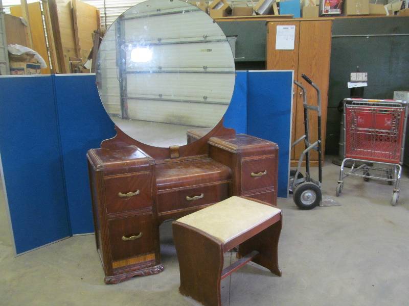 lot 10 image: Vintage Dresser