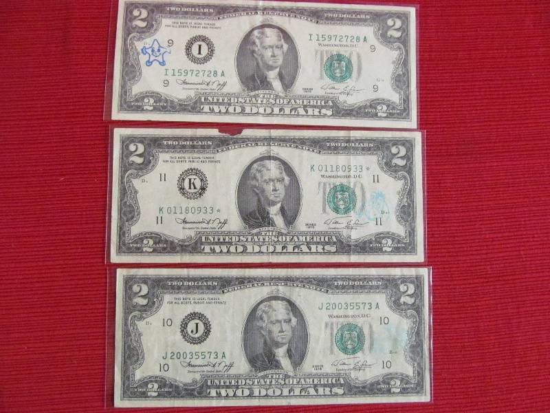 lot 12 image: $2 Bills