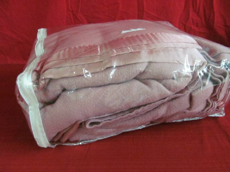lot 18 image: Blanket