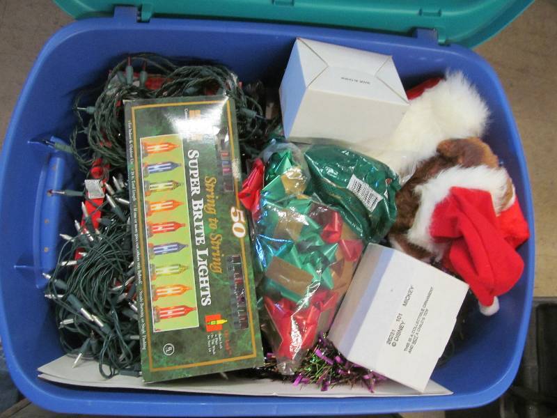 lot 79 image: Christmas Dcor
