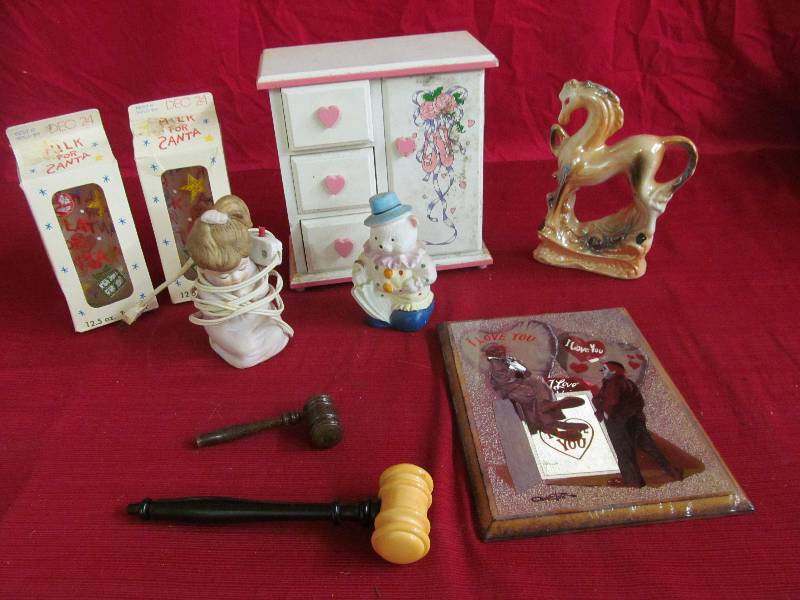 lot 86 image: FigurinesSanta GlassesJewelry Box
