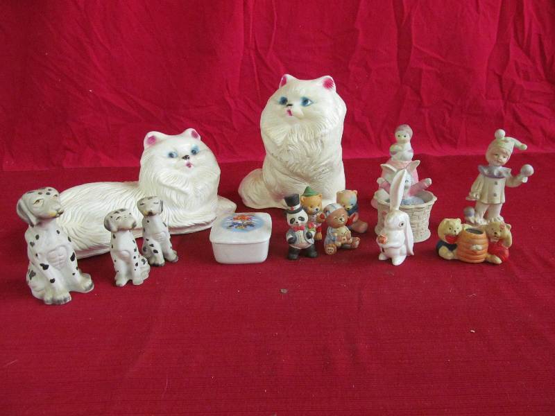 lot 102 image: FigurinesCoin BanksRing Box