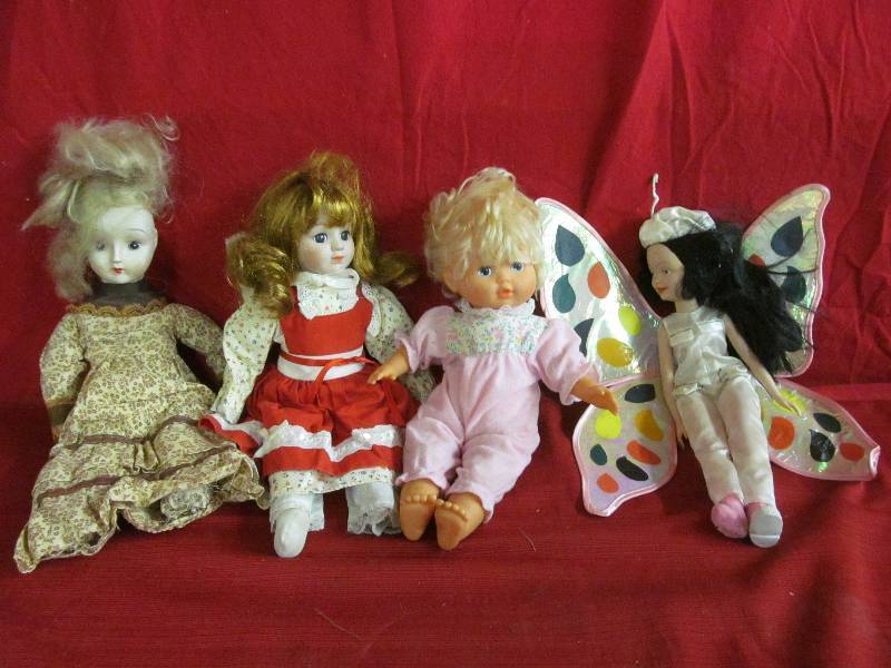 lot 105 image: Dolls