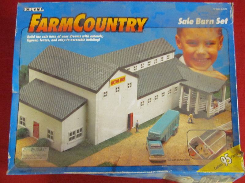 lot 112 image: Ertl Farm Country Set