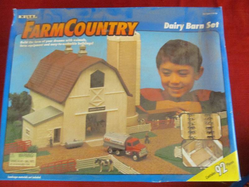 lot 113 image: Ertl Farm Country Set