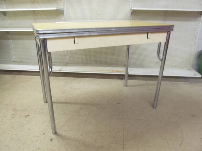 lot 133 image: Vintage Table