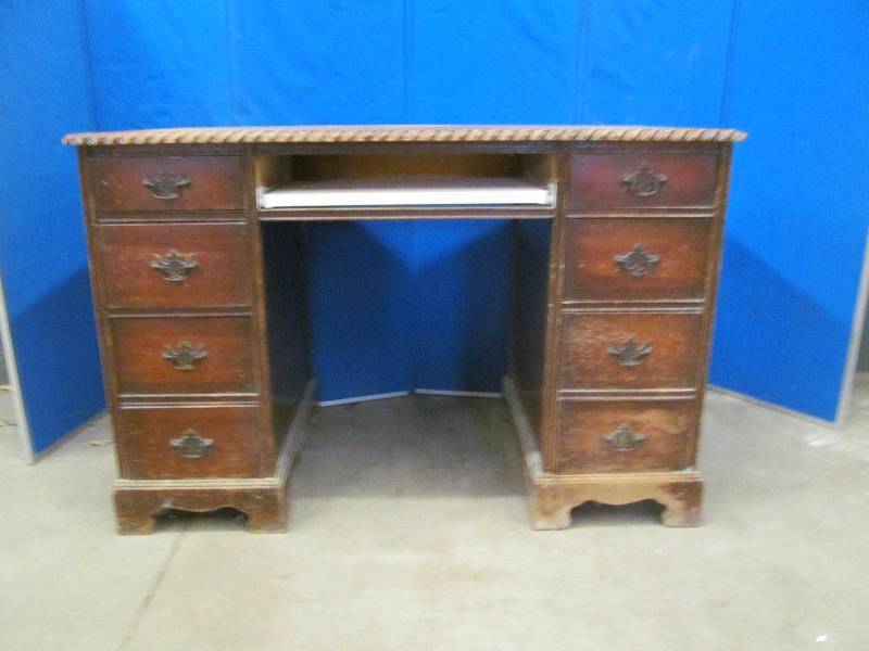 lot 136 image: Vintage Dresser