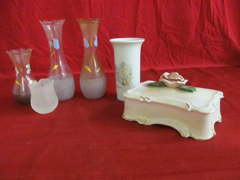 lot 154 image: Ring BoxVases