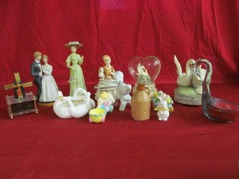 lot 156 image: Musical Figurines