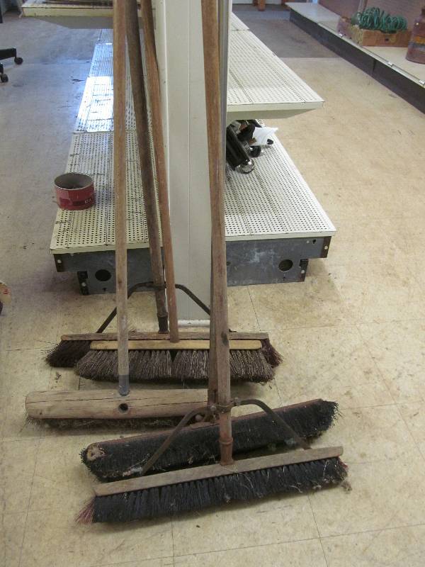 lot 176 image: Push Brooms
