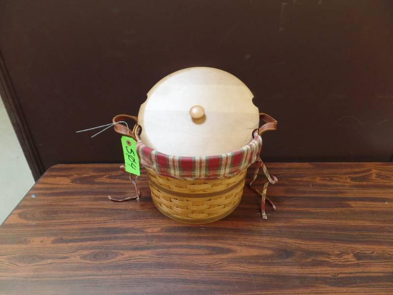 lot 504 image: Longaberger Bushel Basket