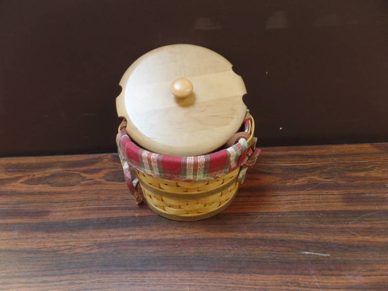 lot 505 image: Longaberger Bushel Basket