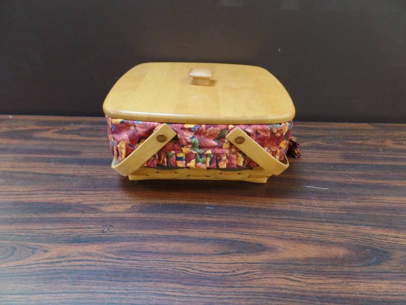 lot 522 image: Longaberger Basket