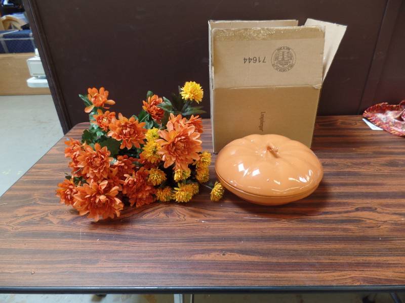 lot 547 image: Longaberger Ceramic Pie Pan