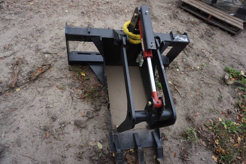 lot 14 image: Universal Mount Bobcat Skid Loader Skid Steer Stump Grapple Bucket