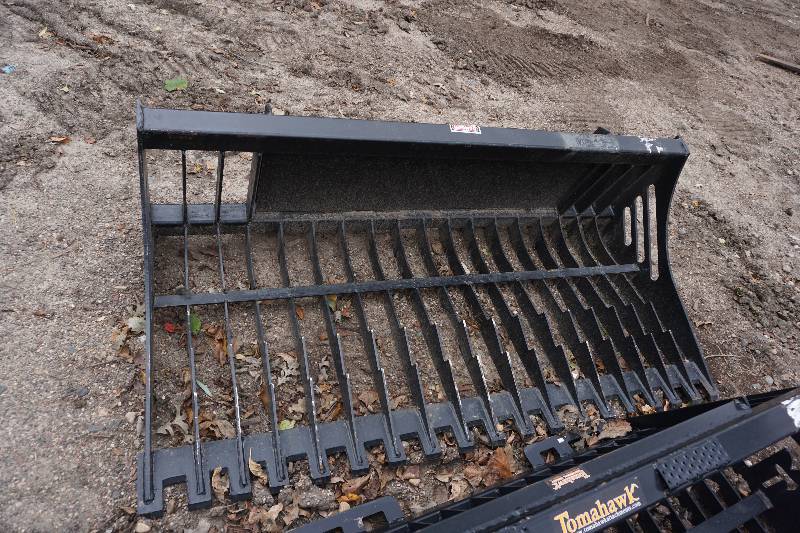 lot 16 image: Universal Mount Bobcat Skid Loader Skid Steer 72 Rock Bucket