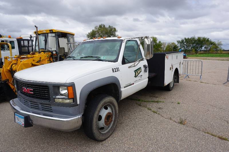 lot 5 image: 2002 GMC 3500 HD SL Dually Utility Truck