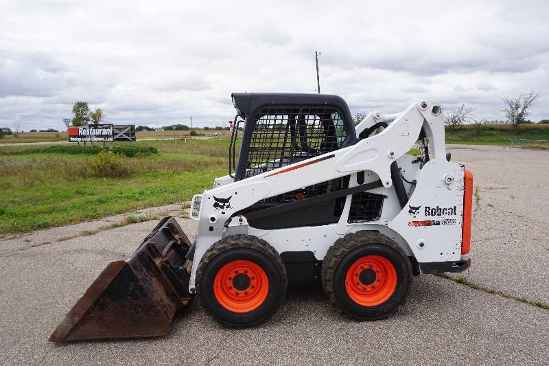lot 2 image: 2014 Bobcat S590 Skid Loader Skid Steer