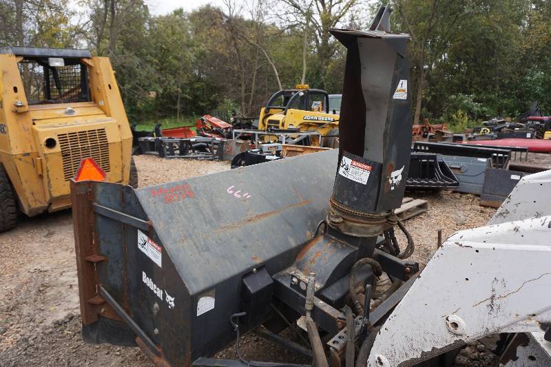 lot 21 image: Bobcat Brand Model 2118 Universal Mount Skid Loader Skid Steer Hydraulic Snow Blower Attachment