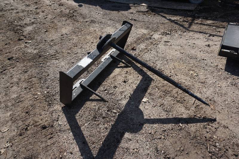 lot 18 image: Tomahawk Brand Universal Mount Bobcat Skid Loader Skid Steer Bale Handling Attachment