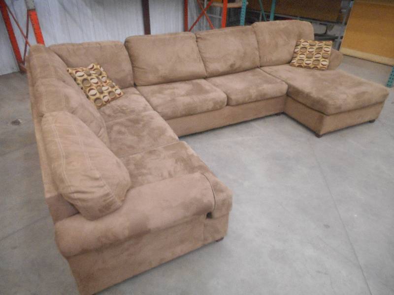 lot 4 image: Ashley Furniture Polyester Sectiona...