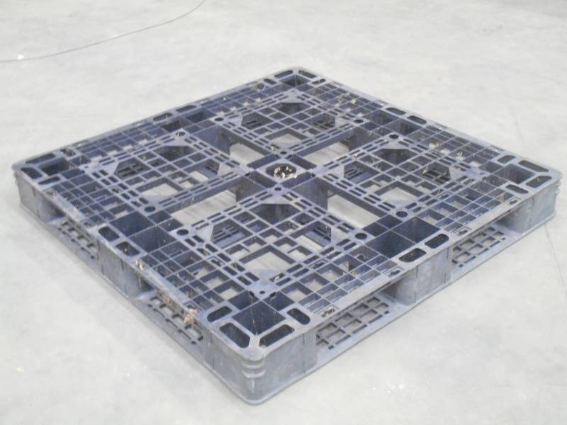 lot 6 image: Standard-Size Commercial Plastic Pa...