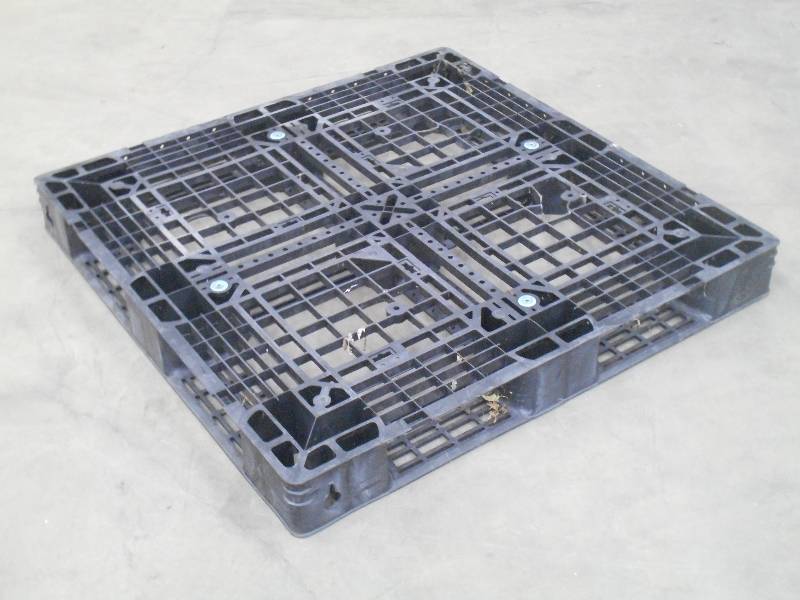 lot 7 image: Standard-Size Commercial Plastic Pa...