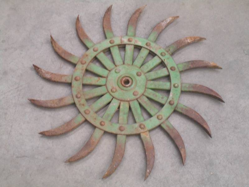 lot 14 image: Vintage 16 John Deere Rotary Hoe W...