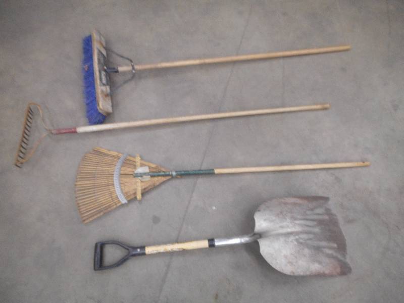 lot 18 image: Lot Of (4) Hand Tools ...