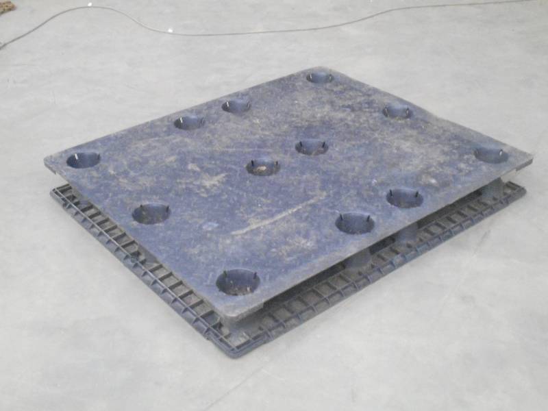 lot 22 image: Standard-Size Commercial Plastic Pa...