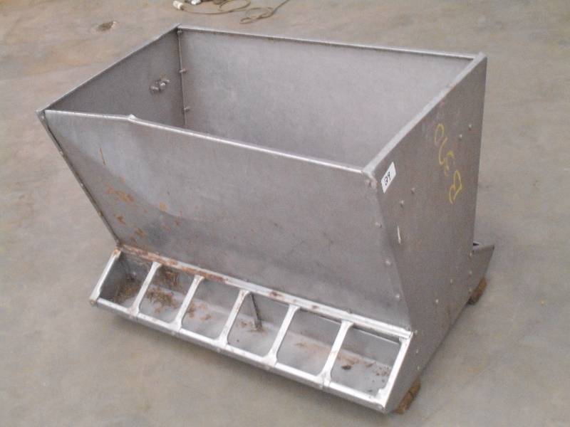 lot 29 image: 12-Place Chicken Feeder, Double-Sid...