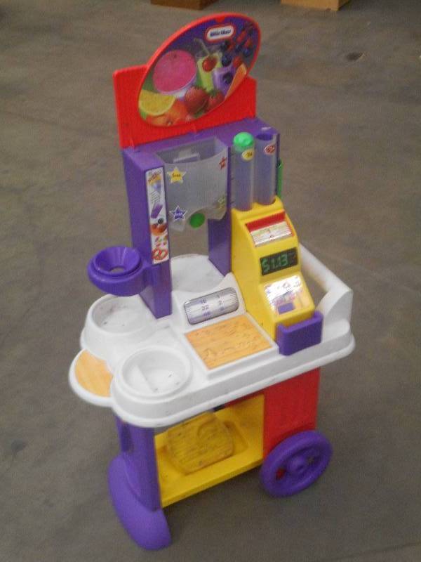 lot 32 image: Little Tikes Play Set, Needs Cleani...