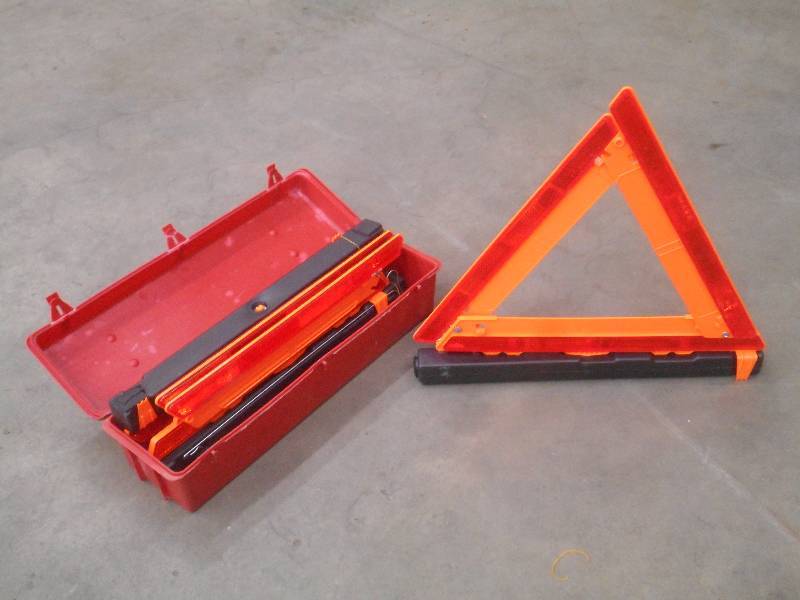 lot 38 image: 3-Pack Of Roadside Emergency Triang...