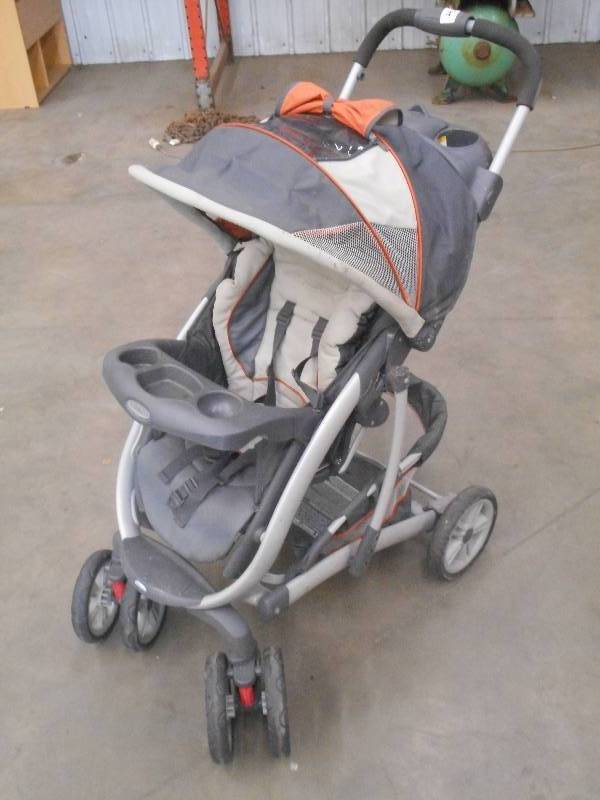 lot 46 image: Graco Folding Stroller With Sun Sha...