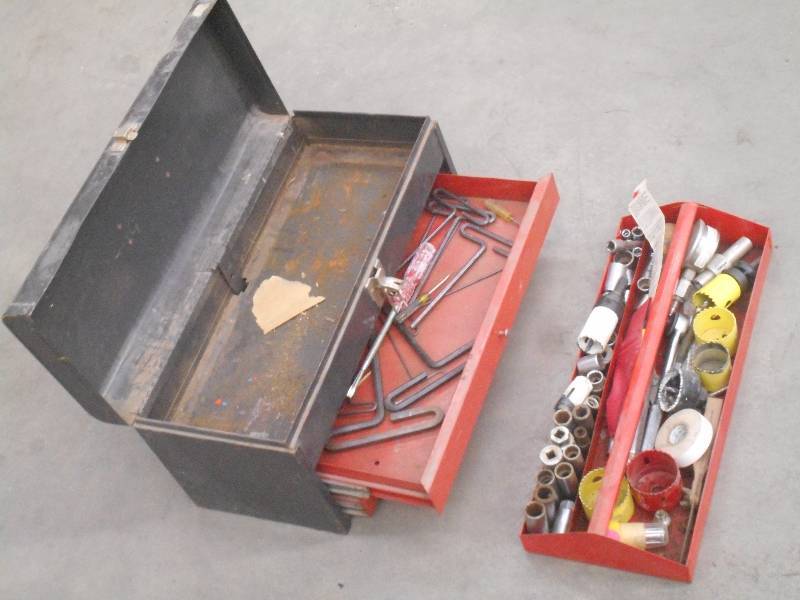 lot 98 image: Steel Toolbox Full Of Assorted Wren...