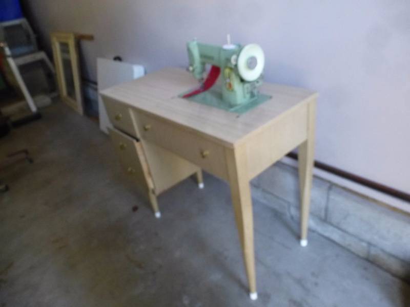 lot 32 image: Antique Singer Sewing MachineCabinet