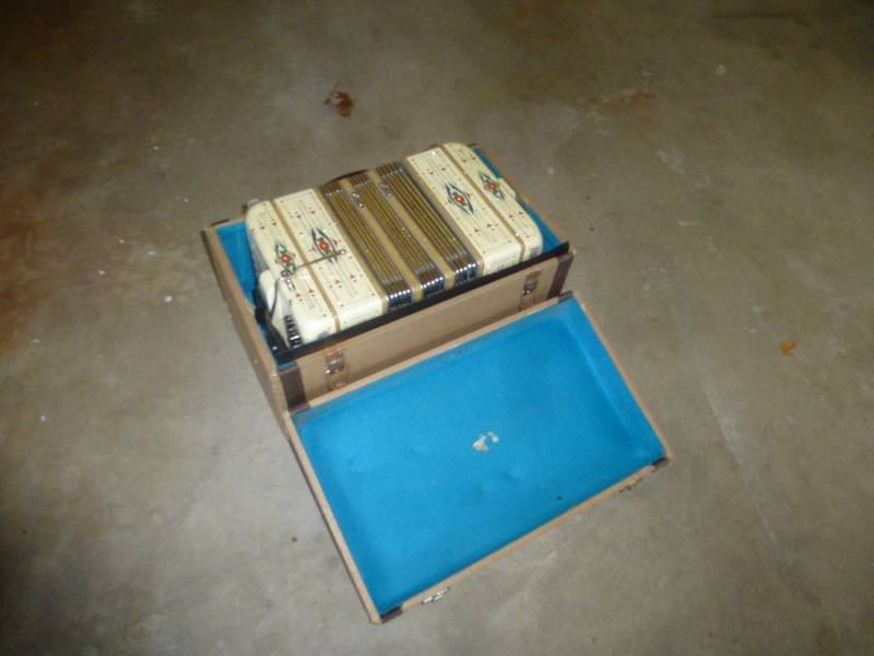 lot 39 image: Antique Arno Arnold Concertina