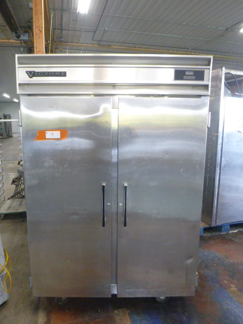 lot 4 image: Victory Raetone Refrigerator