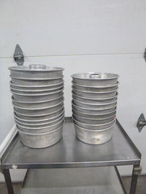 lot 98 image: Cake Pans