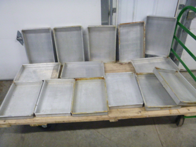 lot 102 image: 14 Aluminum Bread Pans