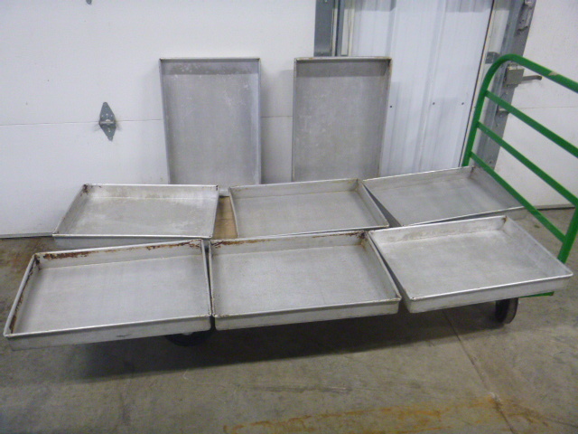 lot 104 image: 8 Aluminum Baking Pans